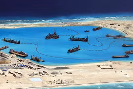 中国在越南长沙群岛十字礁非法填海造地活动（图片来源：EPA）