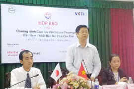 芹苴市人民委员会副主席张光淮南在新闻发布会上发表讲话（图片来源：sggp.org.vn）