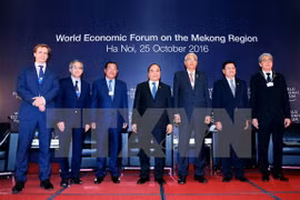 阮春福与各国团长合影。