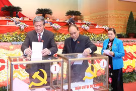 与会代表参加投票选出新一届领导人