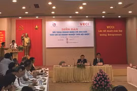 “融入国际社会时代新闻媒体与企业”对话论坛（图片来源《越南共产党电子报》）