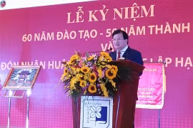 郑廷勇副总理在建设大学举行的校庆典礼上发表讲话(​图片来源：越南​人民报）
