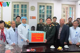 越南人民军总政治局主任吴春历大将向越德友谊医院赠送礼物。