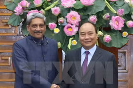 越南政府总理阮春福​（右）与印度国防部部长帕里卡尔（左）（图片来源：越通社）