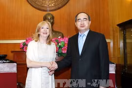 越南祖国阵线中央委员会主席阮善仁会见英国议会下议院副议长雷恩格（图片来源：越通社）