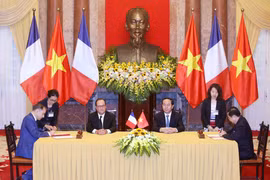 越南国家主席陈大光和法国总统弗朗索瓦·奥朗德出席两国合作文件签字仪式（图片来源：越通社）