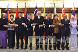 梁青毅同乔治·布兰迪斯以及东盟各国驻澳大利亚大使合影（图片来源：越通社）