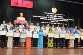 学习与践行胡志明道德榜样的212个模范集体和个人获表彰（图片来源：越南人民军队报）