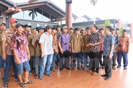 越南驻印尼大使馆工作人员来机场送别越南渔民回国（图片来源：vietnam+)