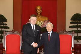 越共中央总书记阮富仲会见斯洛伐克总理罗伯特•菲乔。（图片来源：越通社）