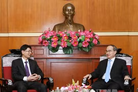 越南祖国阵线中央委员会主席阮善仁会见中国广西壮族自治区副主席蓝天立（图片来源：越通社）