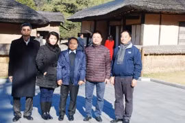 越南《人民报》社代表团探望金日成主席的故乡万景台。