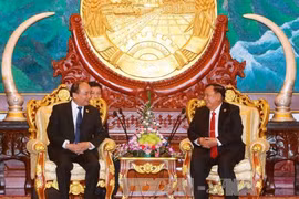 越南政府总理阮春福拜访老挝国家主席本扬·沃拉吉（图片来源：越通社）