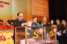 与会代表投票选出越共第十二届中央委员会（图片来源：越通社）