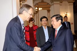 胡志明市人民委员会主席阮成峰会见了马尔滕·范登博格副部长（图片来源：越通社）