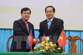 越南安江省人民委员会主席王平盛与茶胶省省长Lay Vannak签署合作关系（图片来源：越通社）