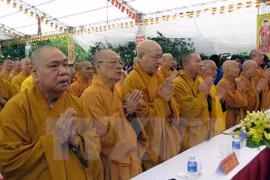 越南为道路交通事故受害者举行超度法会。