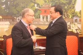 河内市委书记黄忠海向德国世界大学援助组织主席授予河内徽章（图片来源：kinhtedothi.vn）