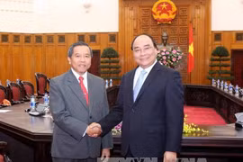越南政府副总理阮春福与老挝科技部部长波温坎。（图片来源：越通社）