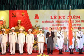 陈大光主席代表党和国家领导人向公安部政治总局授予一级军功勋章（图片来源：越通社）