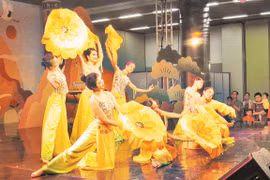 越南歌舞剧院艺术家在韩国文化旅游国际展览会表演的《闪烁的还剑湖》节目（图片来源：越南人民报）