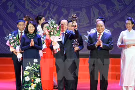 阮春福总理向2016年模范企业家授予喠圣奖杯（图片来源：越通社）