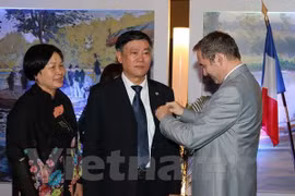法国驻越大使让·诺埃尔普瓦里埃向越南国家图书馆前馆长范世康授予法国文学及艺术勋章（图片来源：越通社）