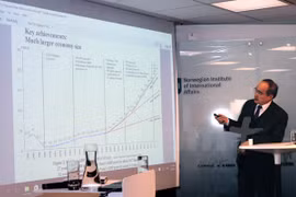 越南祖国阵线中央委员会主席阮善仁在研讨会上介绍了越南推进革新事业30年后所取得的基本成就
