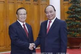 越南政府总理阮春福与老挝副总理兼财政部长宋迪·隆迪（图片来源：越通社）