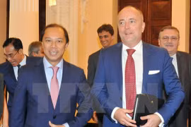 越南外交部副部长阮国勇和匈牙利外交部副国务秘书Bus Szilveszte（图片来源：越通社）