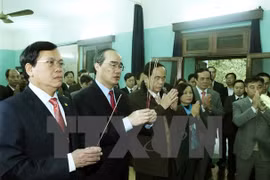 越南祖国阵线中央委员会主席阮善仁敬香缅怀胡伯伯（图片来源：越通社）