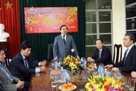 黄忠海副总理向美亭汽车站人员致以新年祝福（图片来源：越通社）