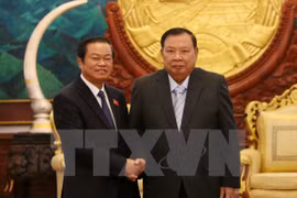越共中央委员、国会副主席杜伯巳会见老挝人民革命党中央总书记、国家主席本扬·沃拉吉（图片来源：越通社）