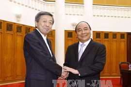 越南政府副总理阮春福与 日本经济产业省大臣林干雄