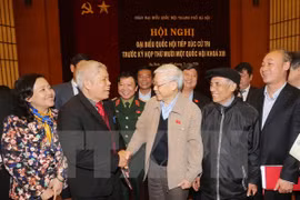 越共中央总书记阮富仲与河内市选民接触（图片来源：越通社）