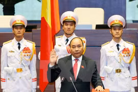 阮春福在国会上宣誓就职（图片来源：越通社）
