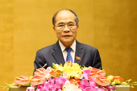 越南国会主席阮生雄在会上作了报告（图片来源：越通社）