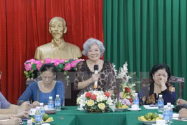陈素娥女士在座谈会上发表讲话。