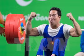越南举重运动员黎文功在2016年夏季残疾人奥林匹克运动会摘下首枚金牌（图片来源：越通社） 