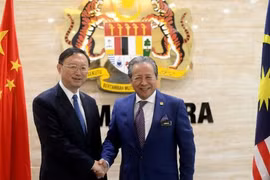 马来西亚外长阿尼法·阿曼(右）与中国国务委员杨洁篪。