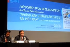 前法国驻越大使克劳德·布朗什麦松（右）在座谈会上（图片来源：人民军队报）​ 