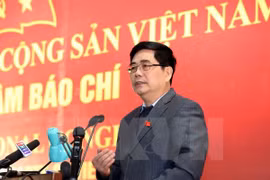 越共中央委员、越南农业与农村发展部部长高德发回答新闻媒体记者的提问。