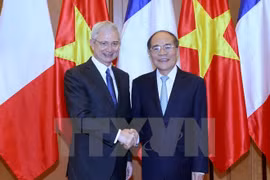 越南国会主席阮生雄和法国国民议会议长克洛德•巴尔托洛内（图片来源：越通社）