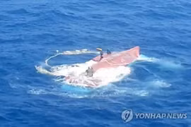 被倾覆的渔船（图片来源：Yonhap）