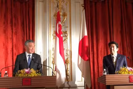 新加坡总理李显龙与日本首相安倍晋三举行新闻发布会（图片来源：straitstimes.com）