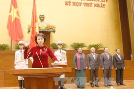 阮氏金银女士在国会上宣誓就职（图片来源：越通社）