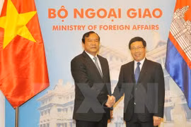 越南政府副总理兼外长范平明同柬埔寨外交与国际合作大臣布拉索昆举行会谈（图片来源：越通社）