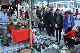 数万名游客纷纷前来参观“河内记忆”活动（图片来源：越南人民报）