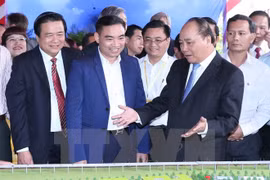 阮春福总理参观会议的展位（图片来源：越通社）