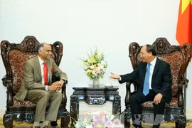 越南政府总理阮春福会见印度驻越大使帕尔瓦塔纳尼·哈里什（图片来源：越通社）